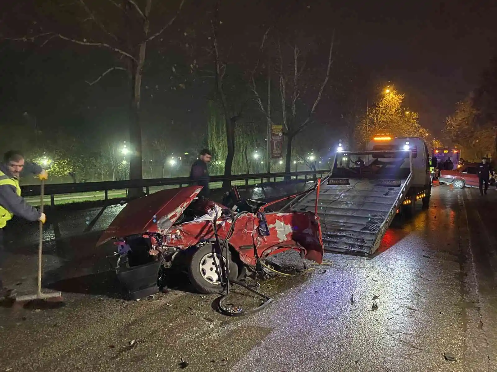 Bursa’da belediye otobüsüne çarpan otomobil ikiye bölündü: 1 ölü
