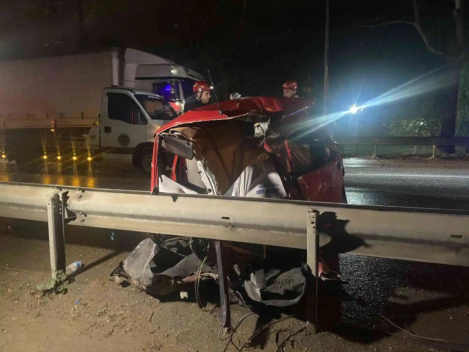 Bursa’da belediye otobüsüne çarpan otomobil ikiye bölündü: 1 ölü
