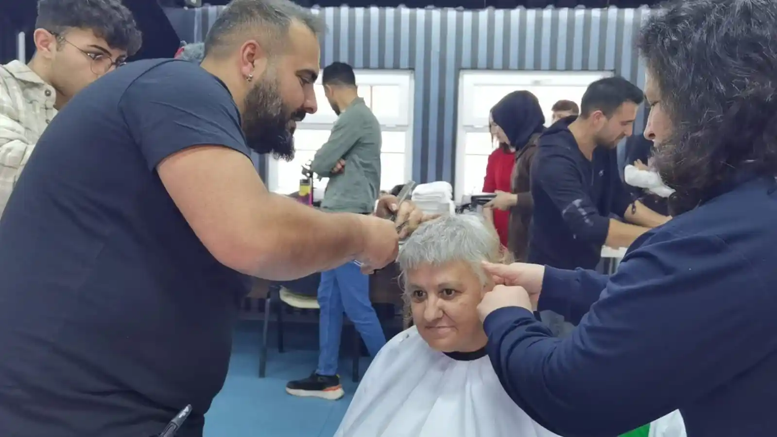 Bursa’da bir kuaför, 50 engelliyi güzelleştirdi
