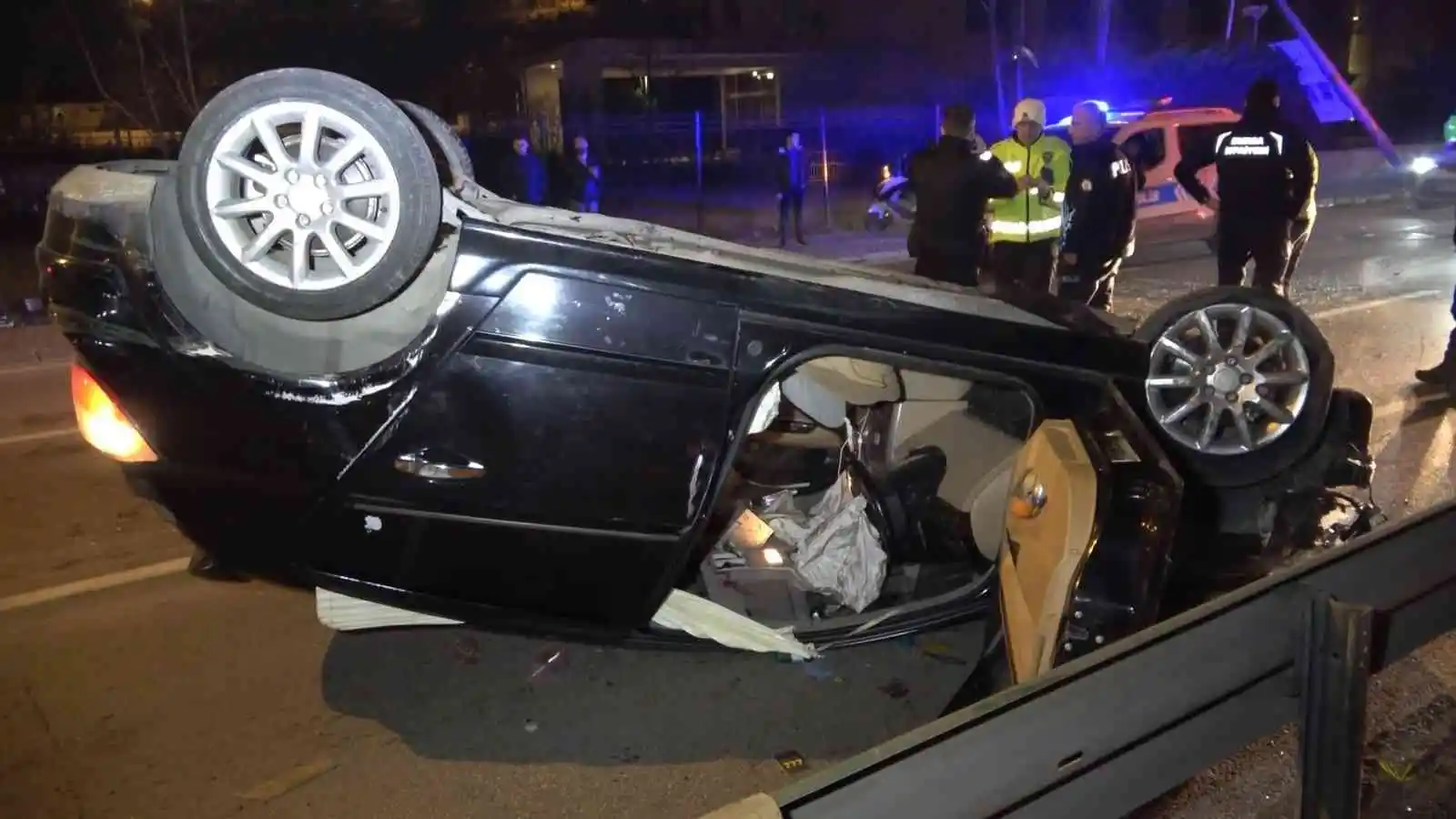 Bursa’da kontrolden çıkan otomobil aydınlatma direğine çarpıp takla attı : 3 ağır yaralı
