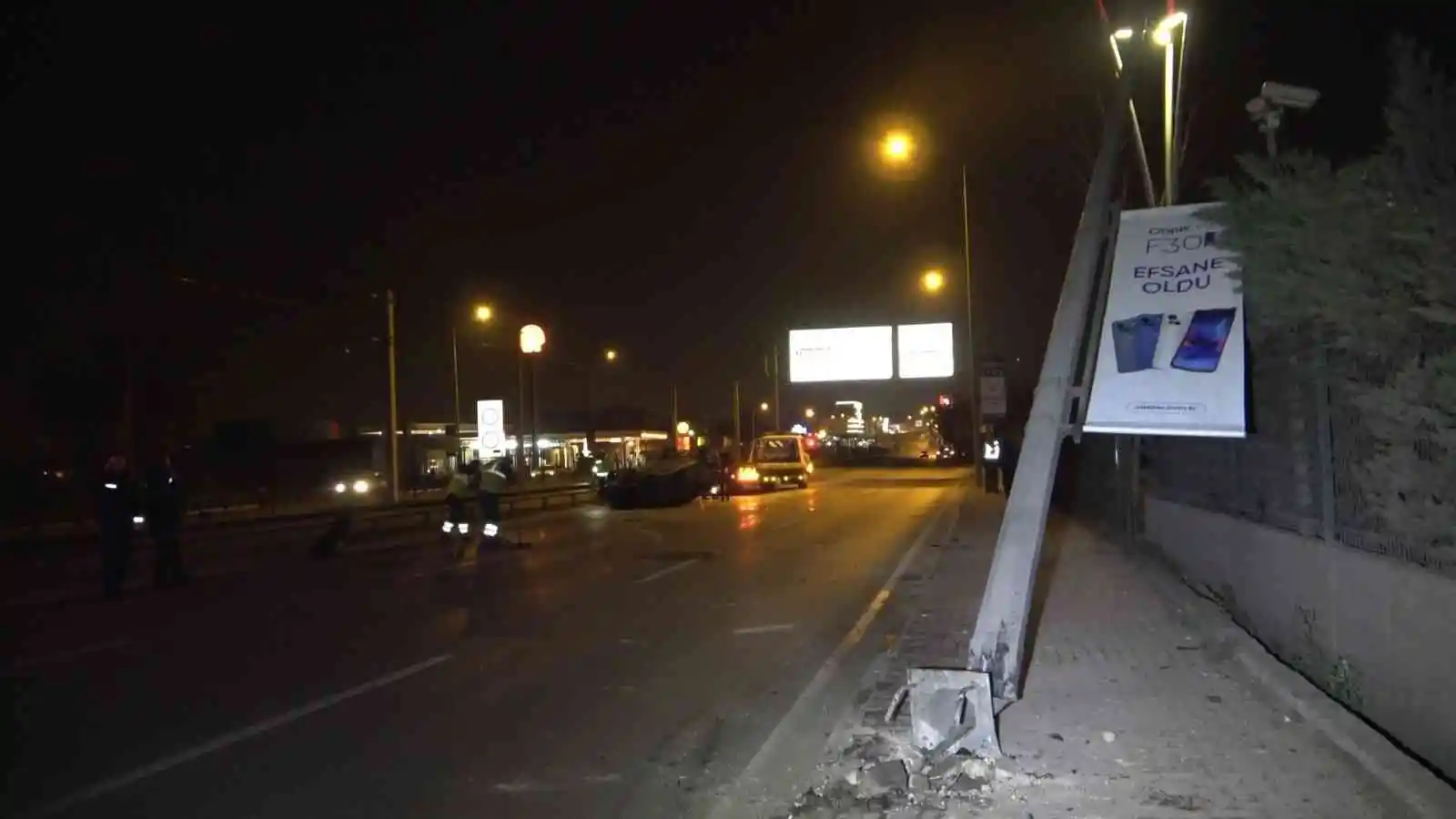 Bursa’da kontrolden çıkan otomobil aydınlatma direğine çarpıp takla attı : 3 ağır yaralı
