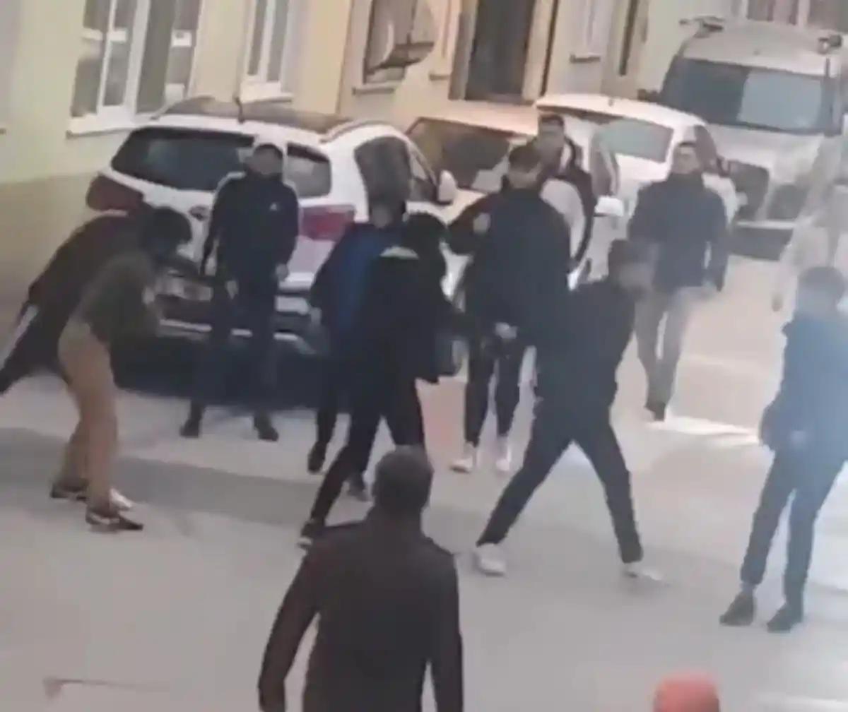Bursa'da liseli gençlerin kavgası kamerada