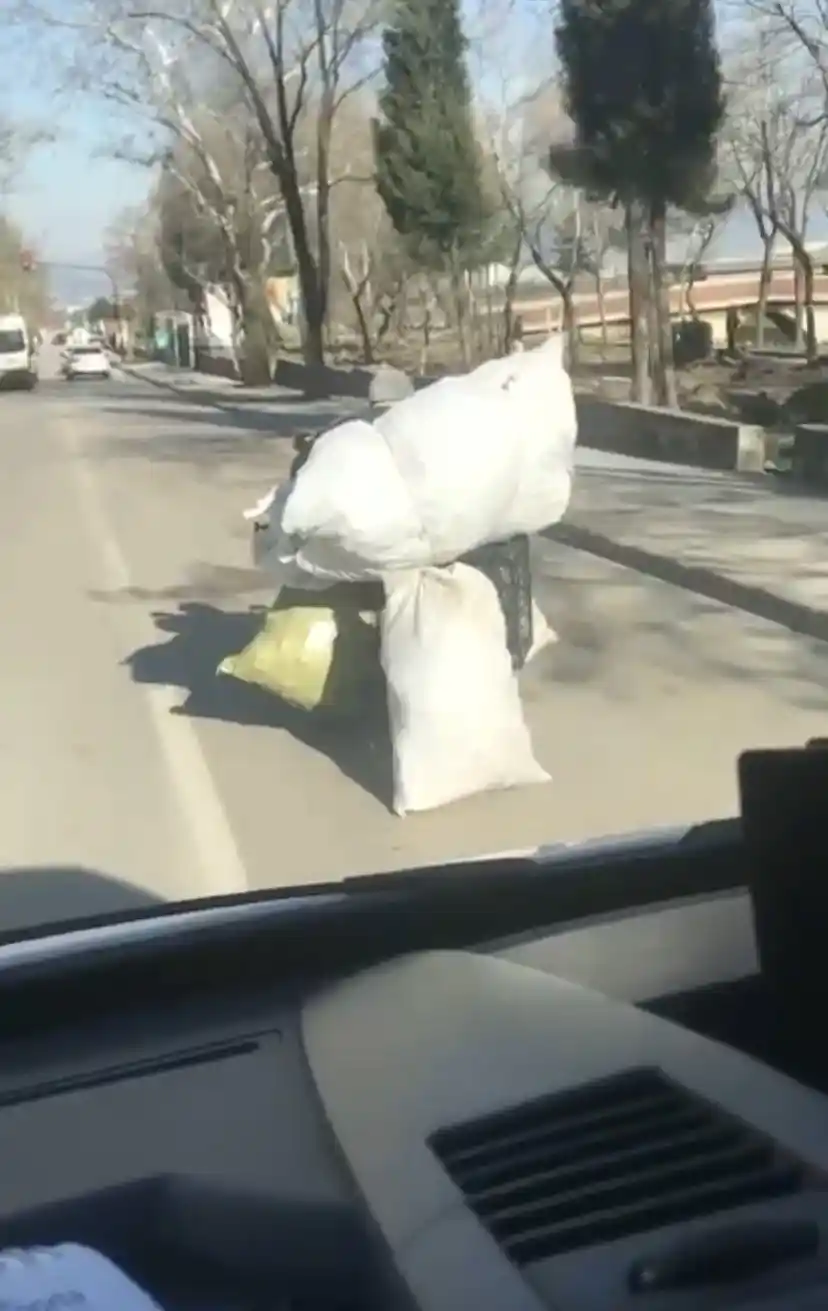 Bursa'da motosikletle tehlikeli taşımacılık kameraya yansıdı
