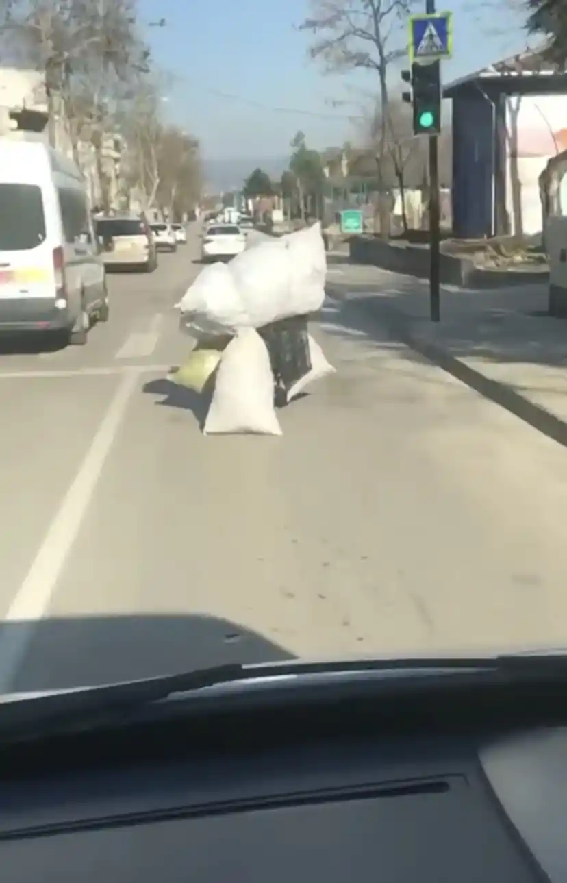 Bursa’da motosikletle tehlikeli taşımacılık kameraya yansıdı
