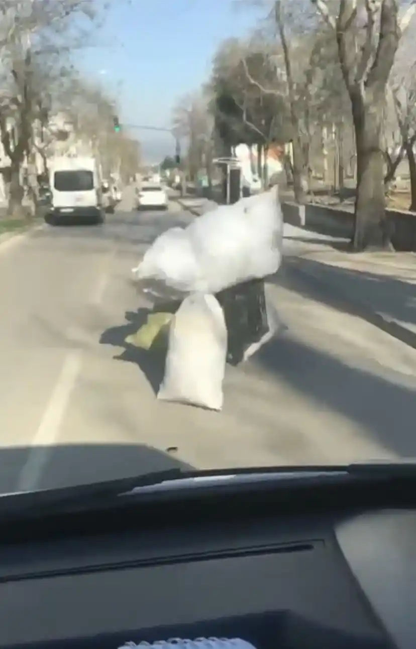 Bursa’da motosikletle tehlikeli taşımacılık kameraya yansıdı
