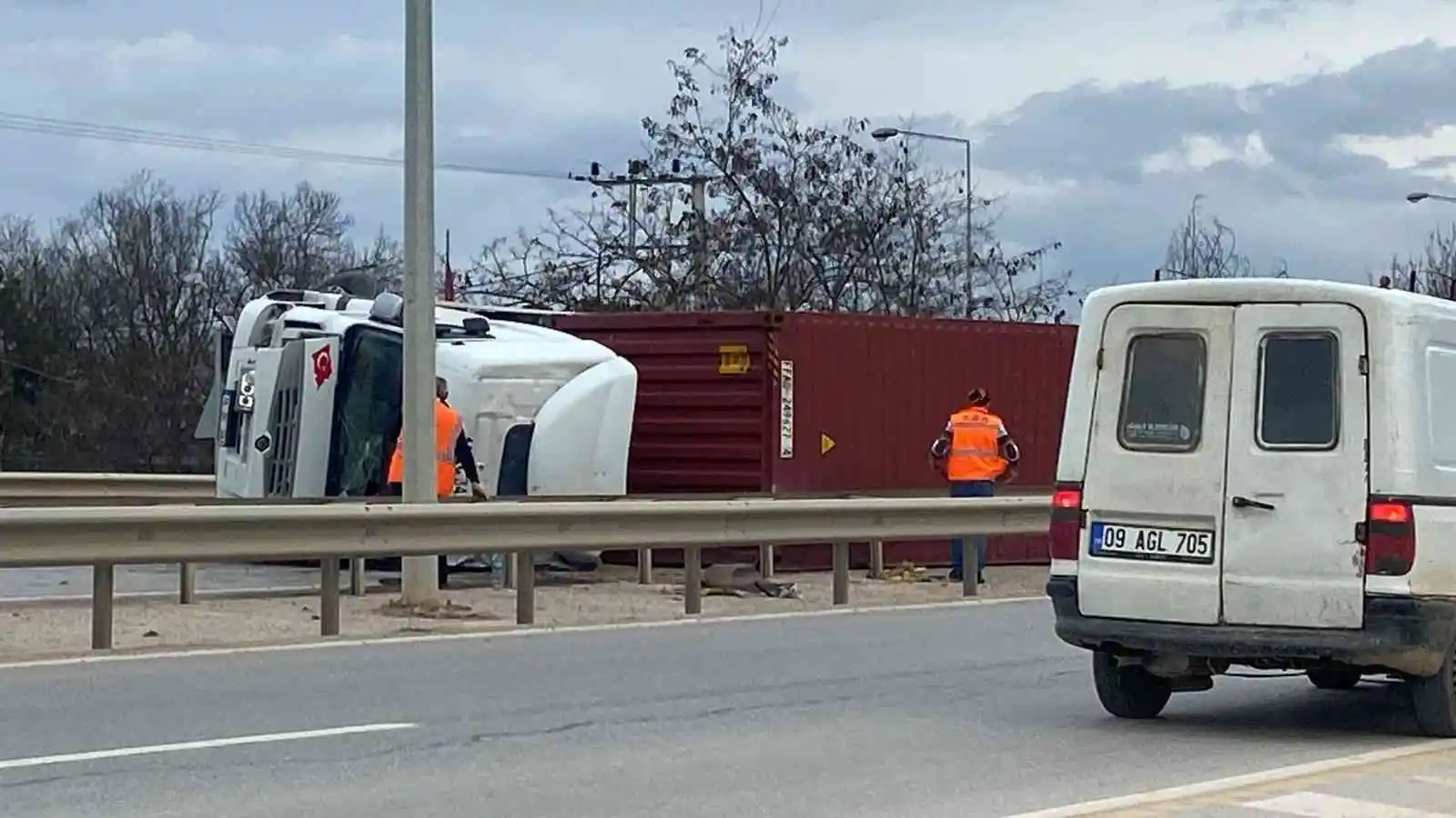 Bursa'da tır devrildi: 1 yaralı
