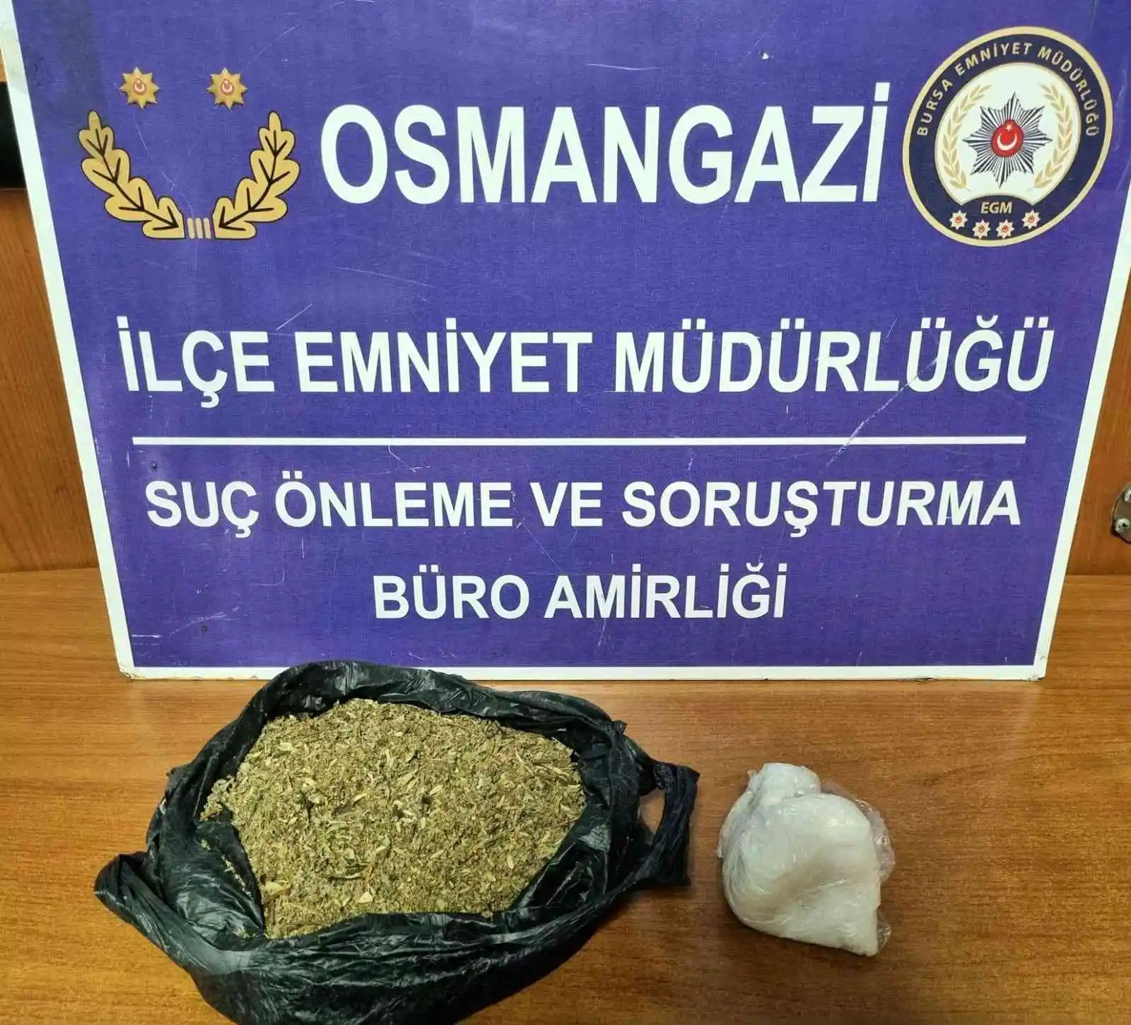 Bursa'da uyuşturucu satıcısı aracında yakalandı