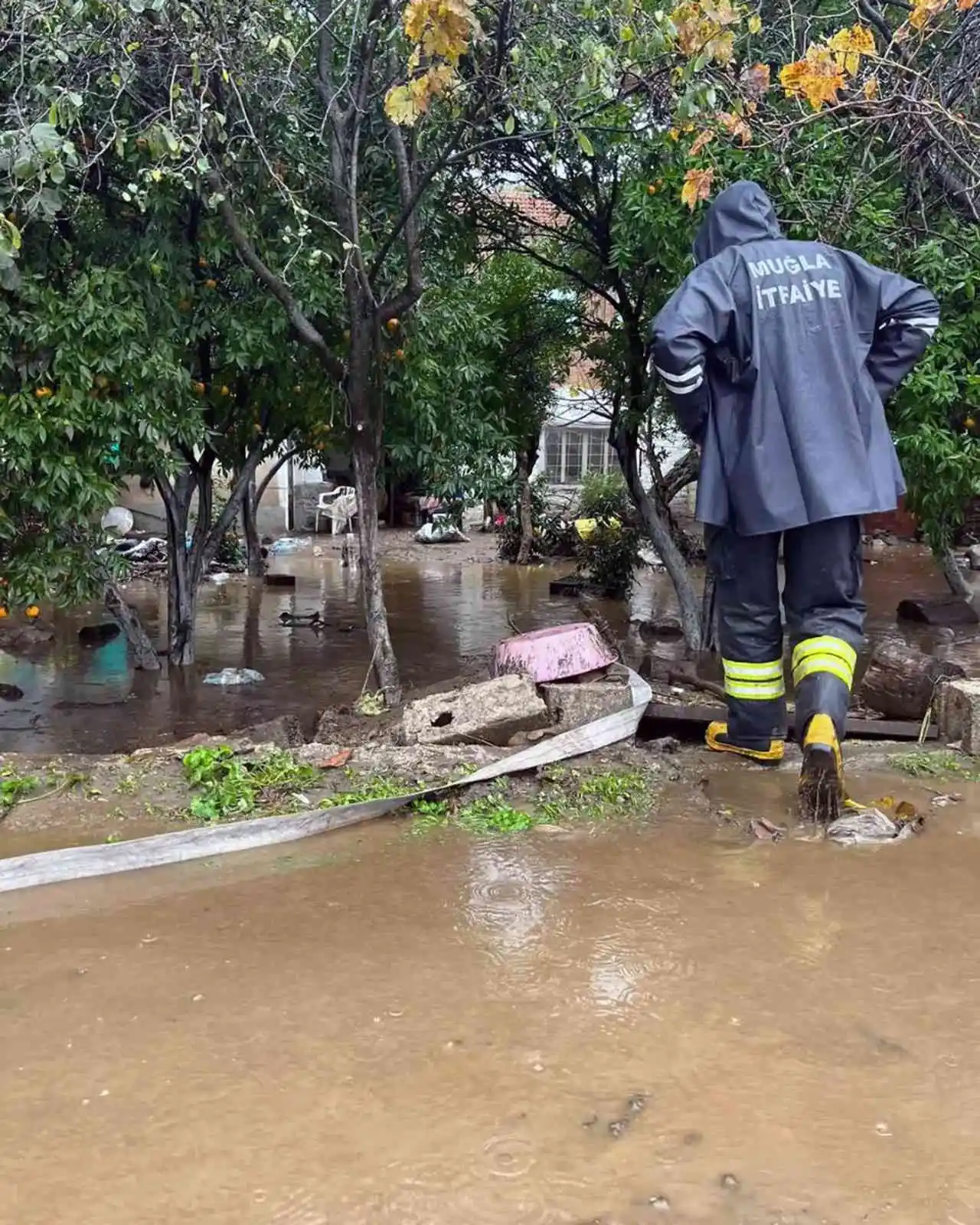 Büyükşehir ekipleri taşkınlara müdahale etti