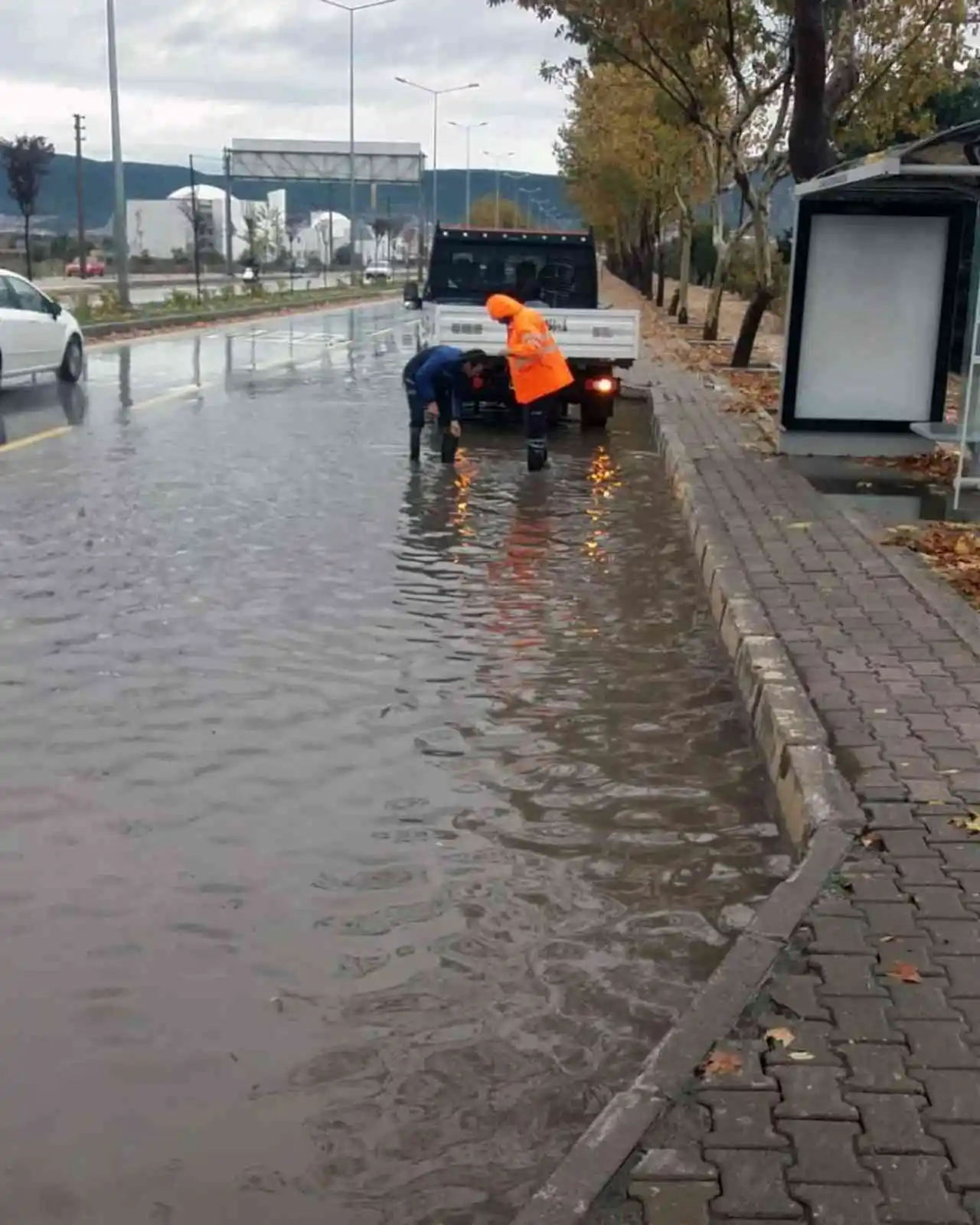 Büyükşehir ekipleri taşkınlara müdahale etti