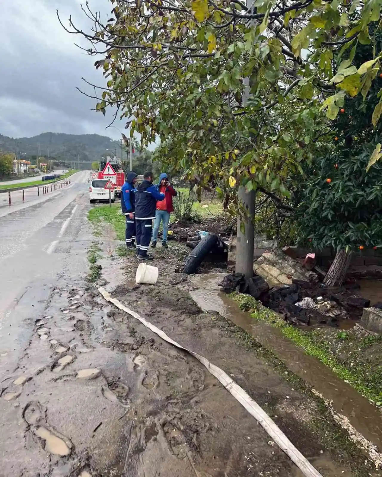Büyükşehir ekipleri taşkınlara müdahale etti