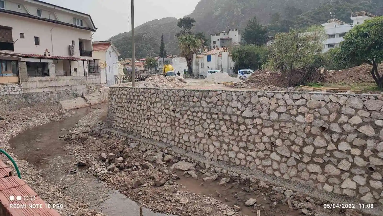 Büyükşehir Marmaris'te zarar gören dere duvarlarını tamir etti
