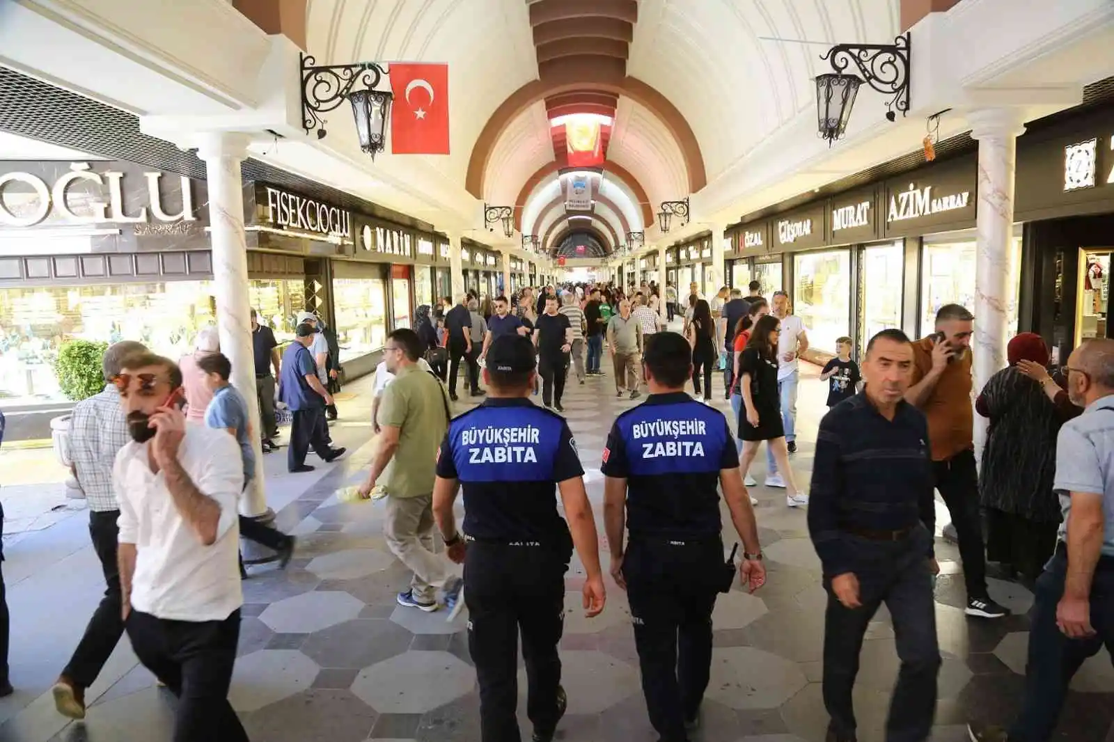 Büyükşehir Zabıtası, huzur ve güven için 7/24 görev başında