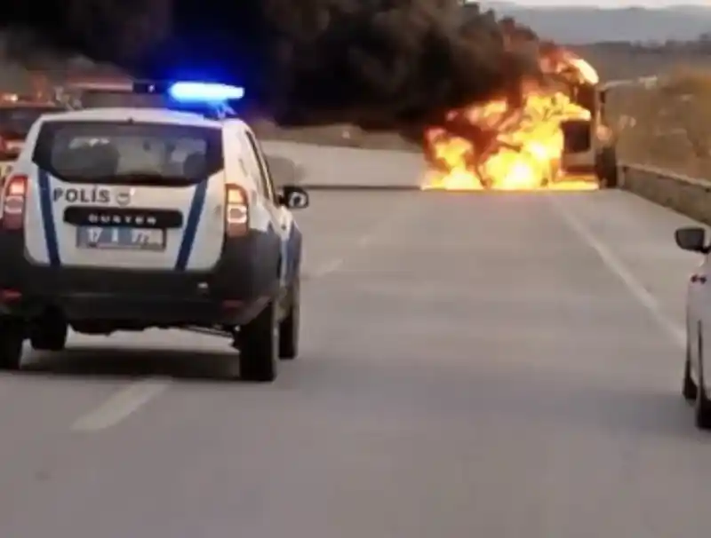 Çanakkale'de seyir halindeki greyder alev alev yandı

