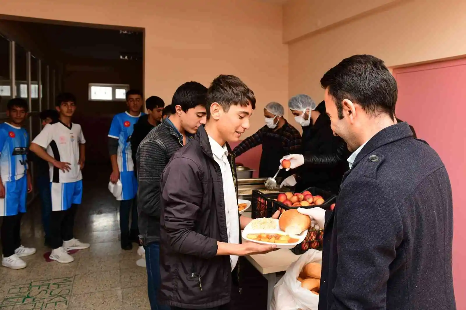 Çatak’ta her kademede okuyan öğrenciye ücretsiz yemek
