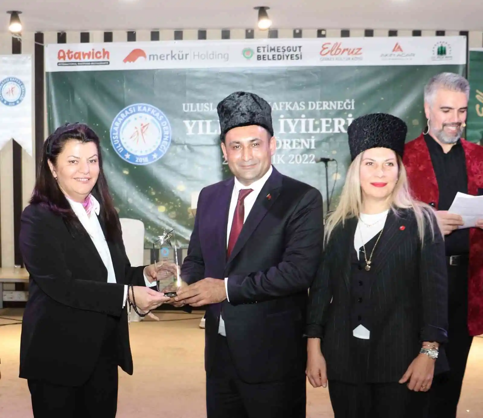 Çerkeslerden Başkan Yılmaz'a 'Yılın En Başarılı Belediye Başkanı' ödülü