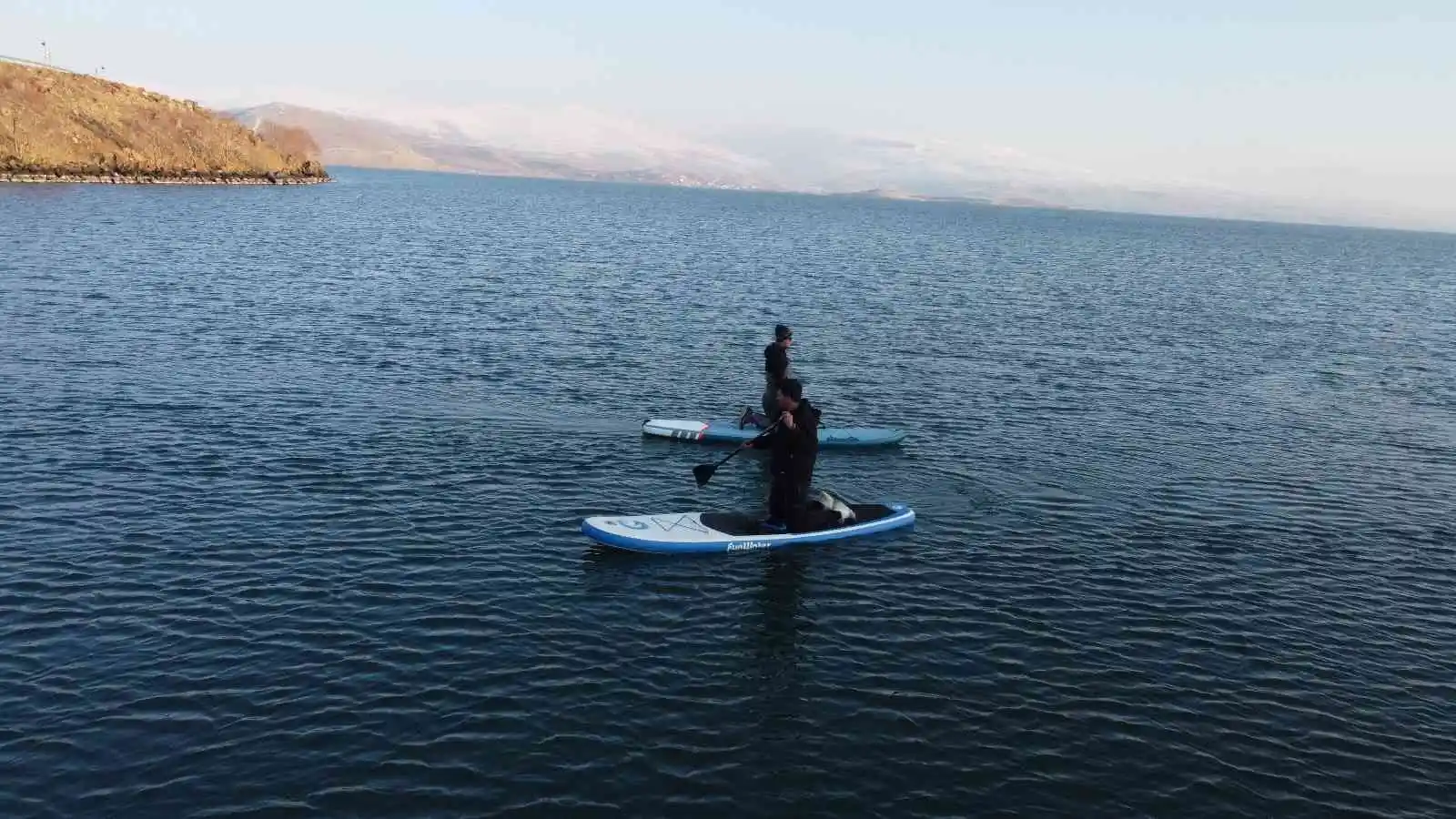 Çıldır Gölü'nde kürek sörfü drone ile görüntülendi
