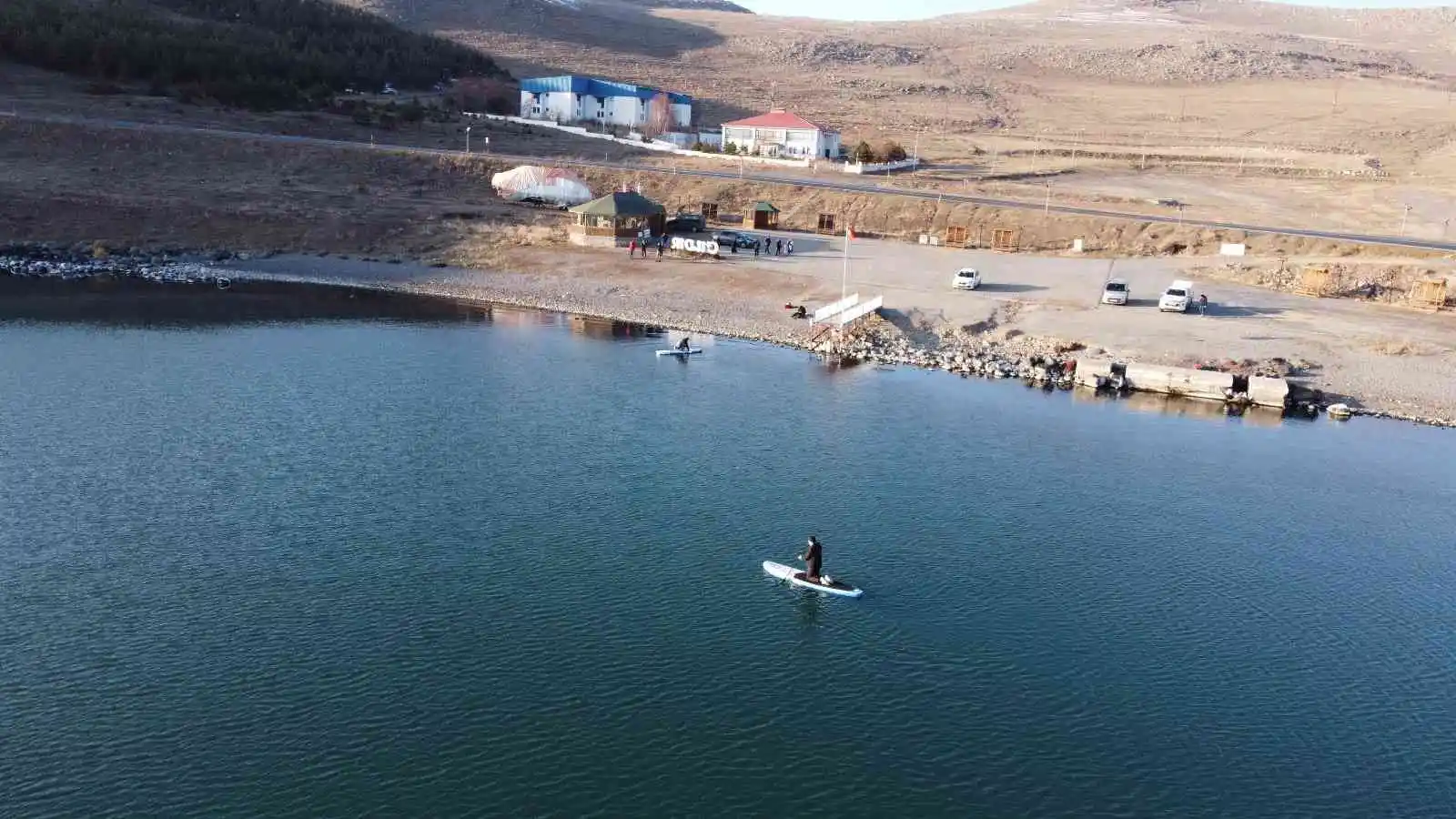 Çıldır Gölü’nde kürek sörfü drone ile görüntülendi
