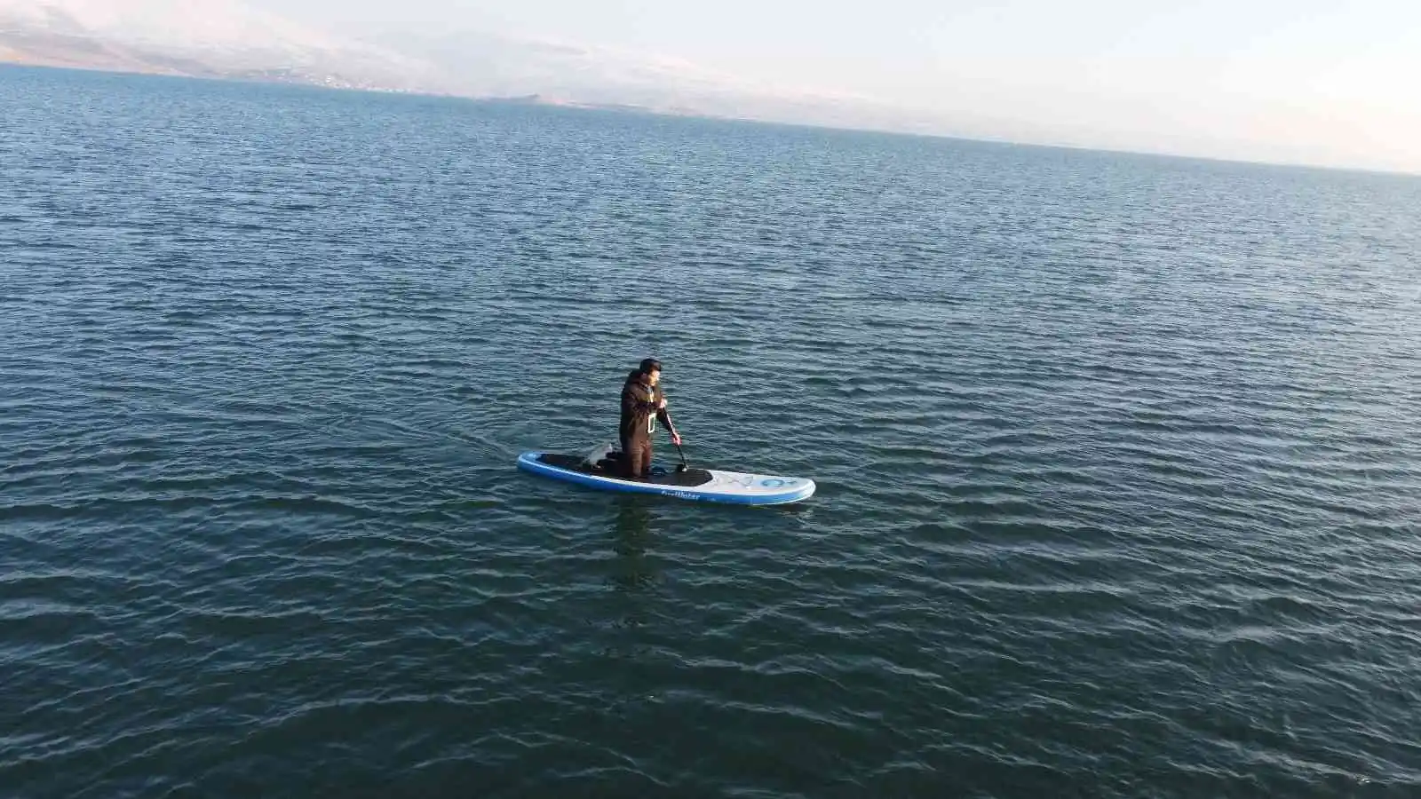 Çıldır Gölü’nde kürek sörfü drone ile görüntülendi
