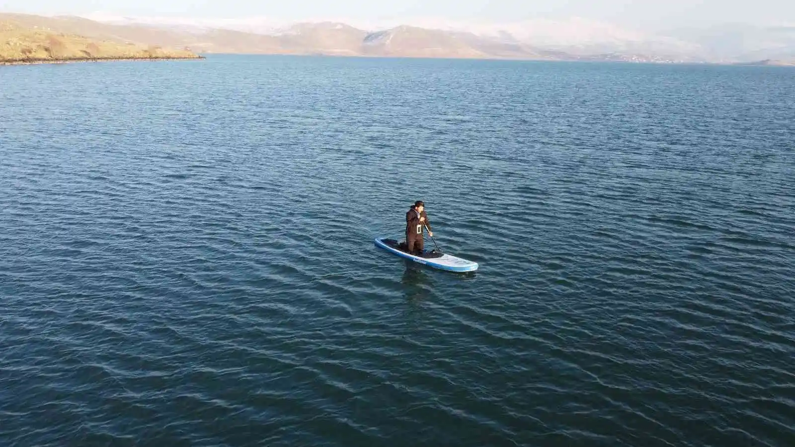 Çıldır Gölü’nde kürek sörfü drone ile görüntülendi
