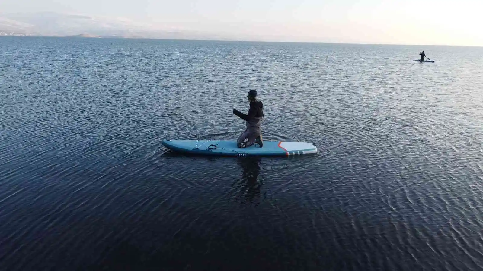 Çıldır Gölü’nde kürek sörfü drone ile görüntülendi

