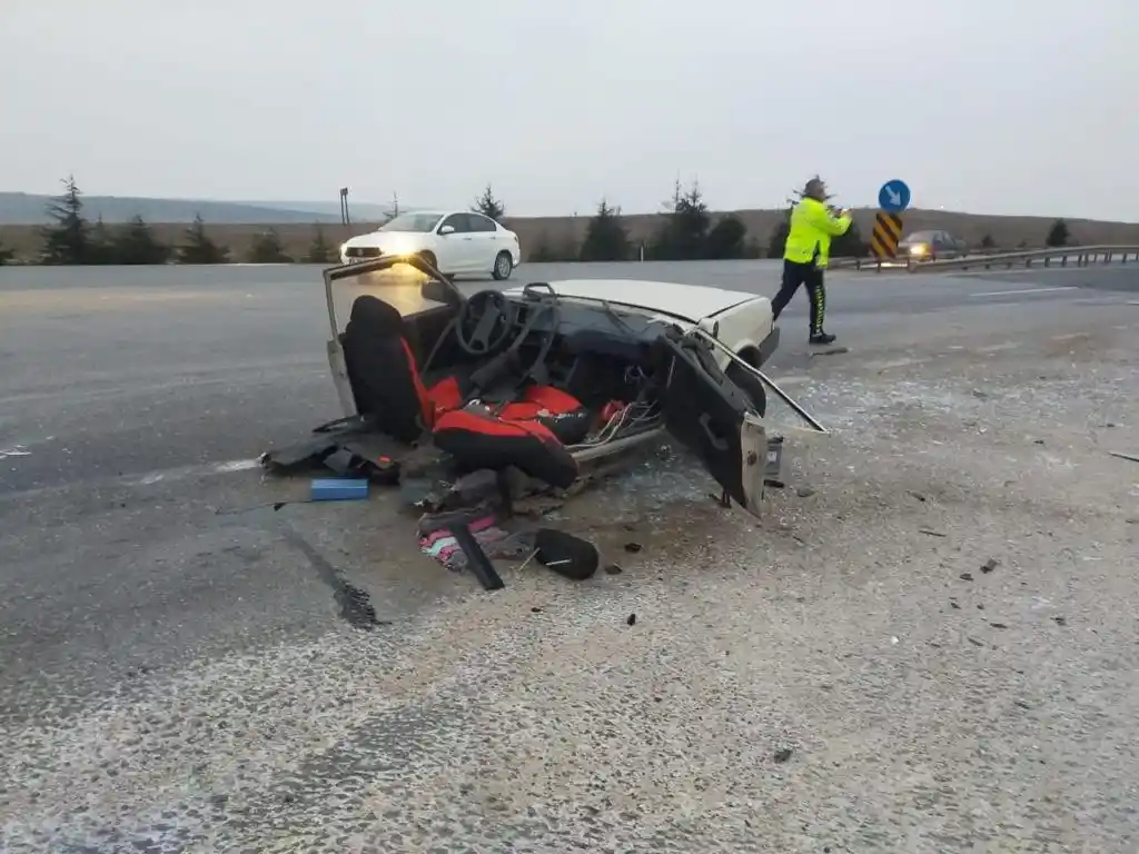 Cipin çarptığı Tofaş otomobil ortadan 2'ye ayrıldı