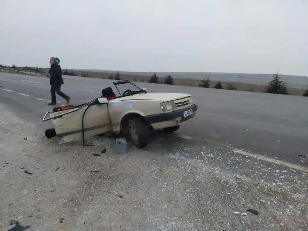Cipin çarptığı Tofaş otomobil ortadan 2’ye ayrıldı