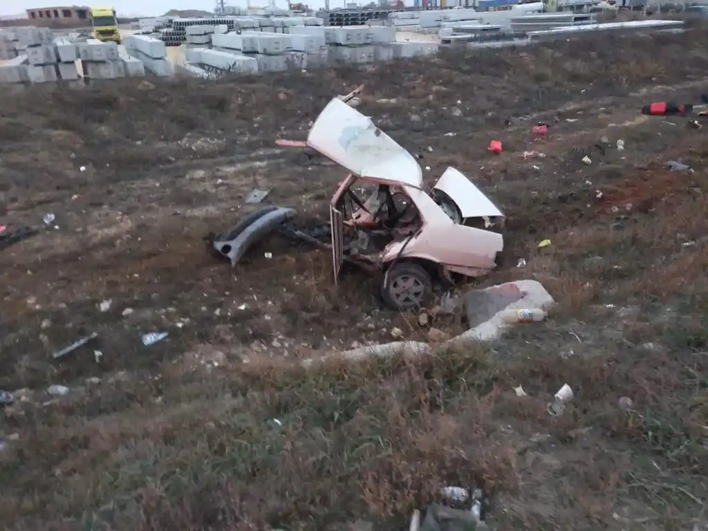 Cipin çarptığı Tofaş otomobil ortadan 2’ye ayrıldı