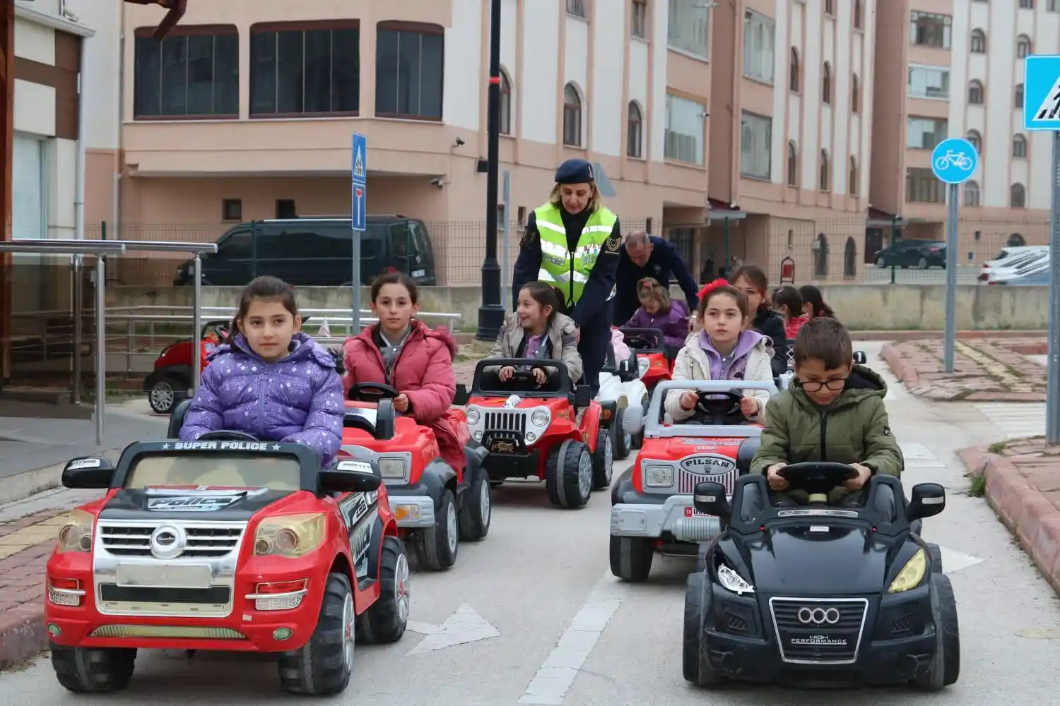 Çocuklar akülü arabalarla trafik kurallarını öğrendi
