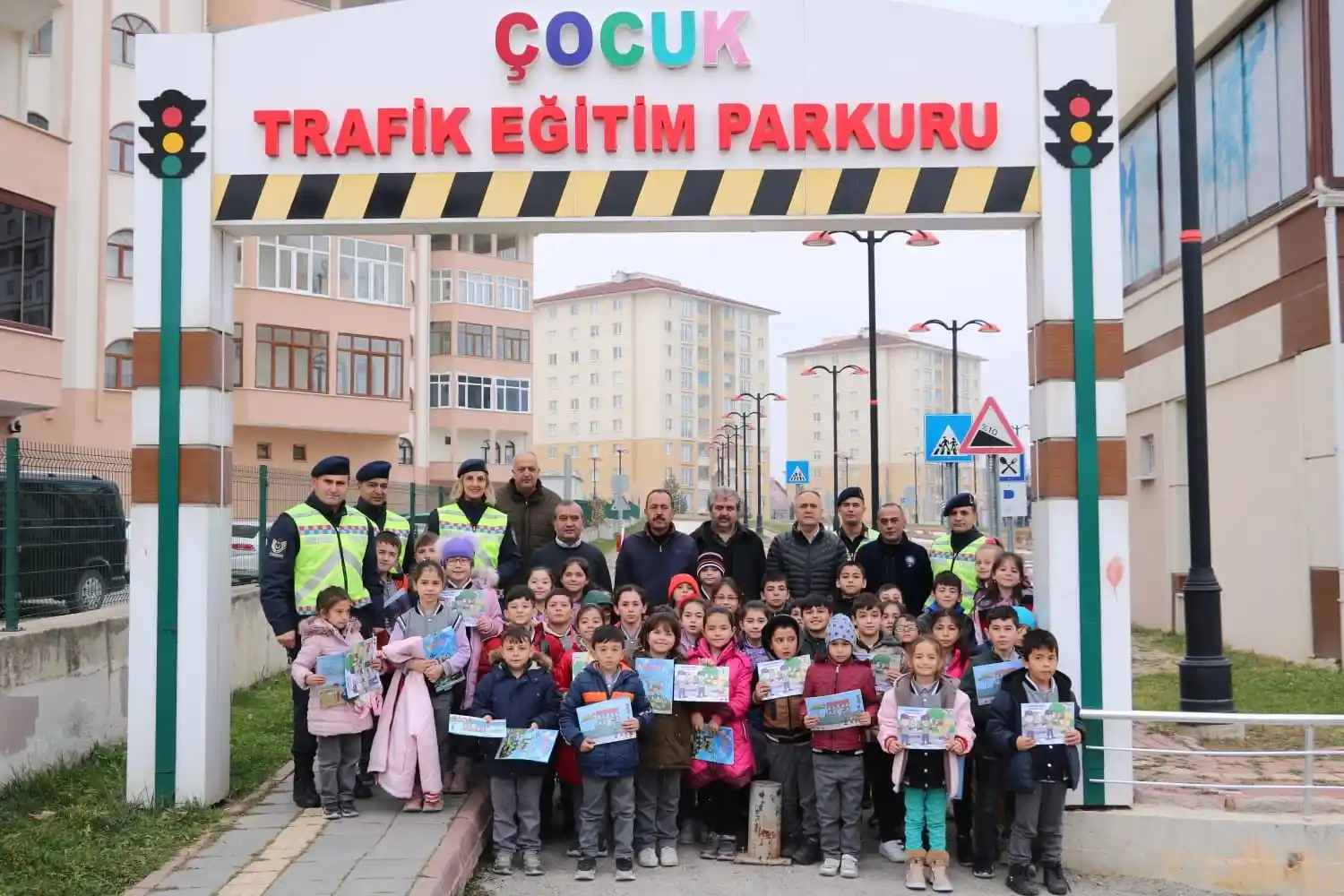 Çocuklar akülü arabalarla trafik kurallarını öğrendi
