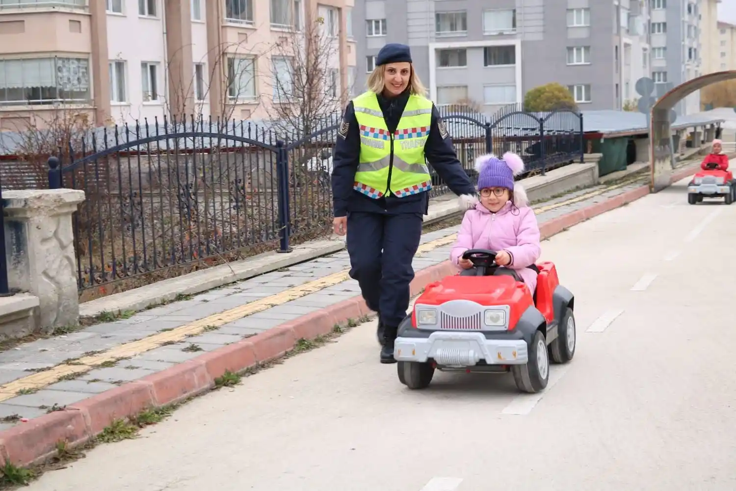 Çocuklar akülü arabalarla trafik kurallarını öğrendi
