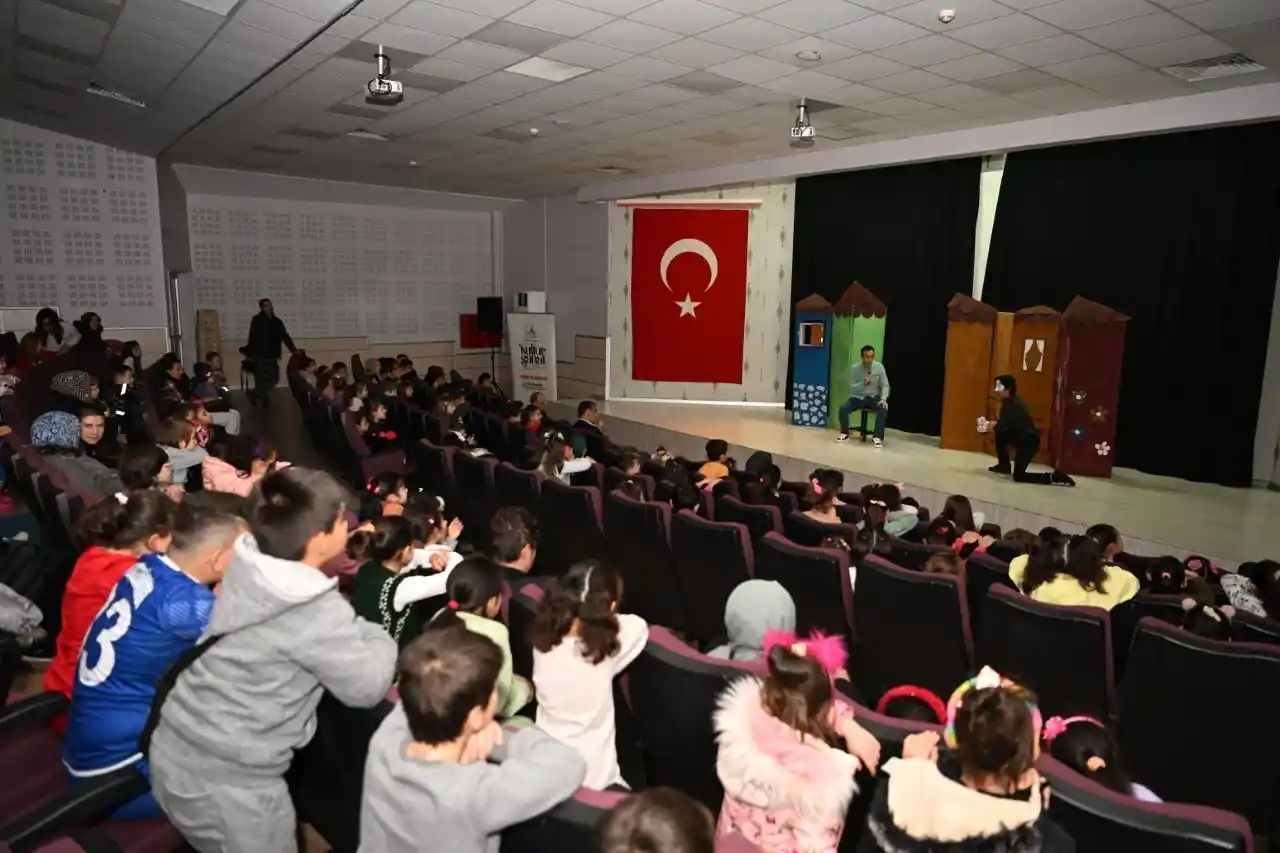 Çocuklar tiyatro oyunu ile hem eğlendi hem dostluğu öğrendi
