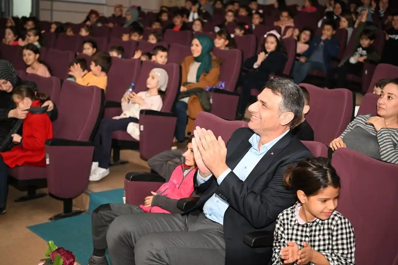 Çocuklar tiyatro oyunu ile hem eğlendi hem dostluğu öğrendi