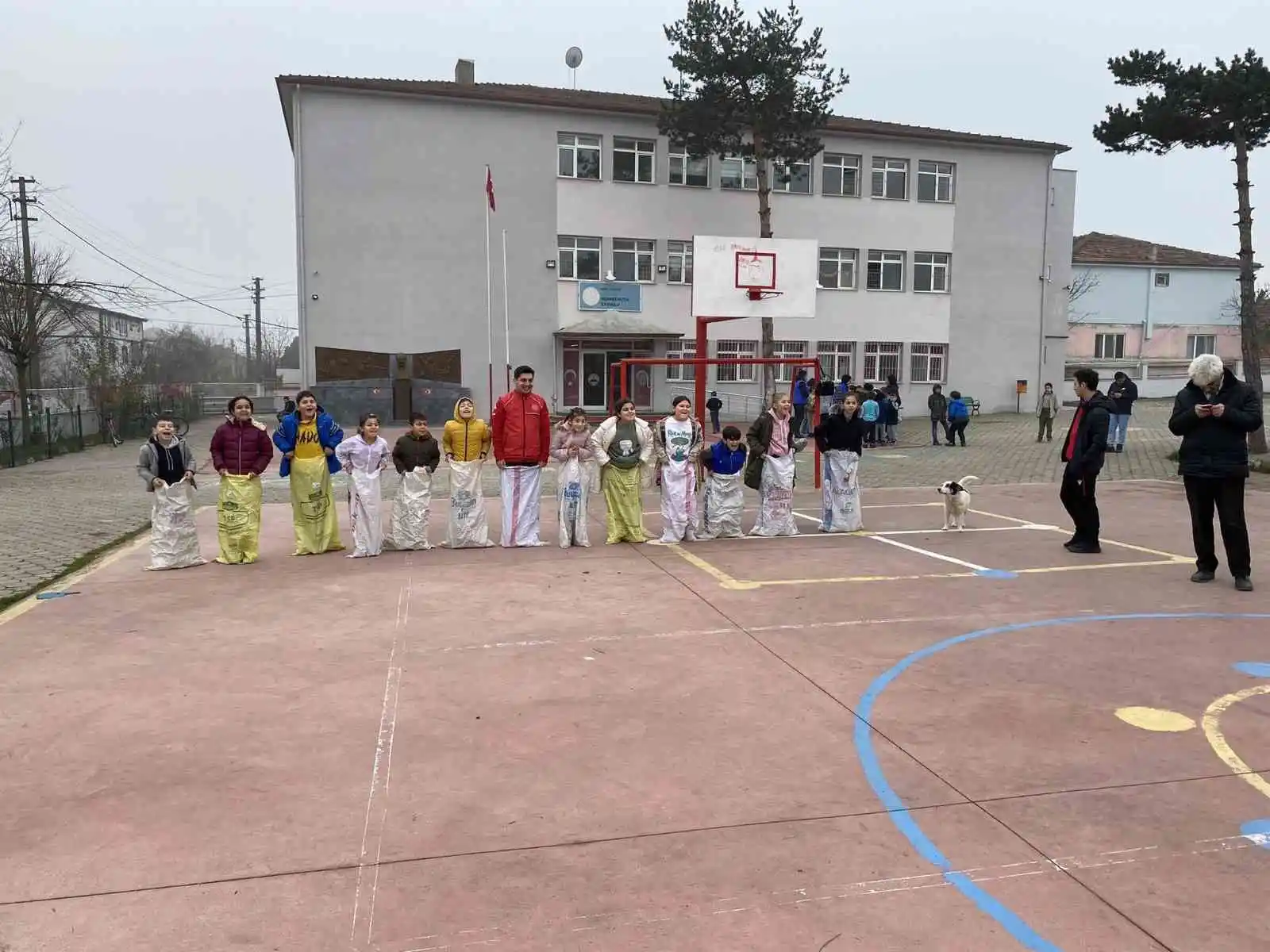 Çocuklara depremi unutturmaya çalışıyorlar