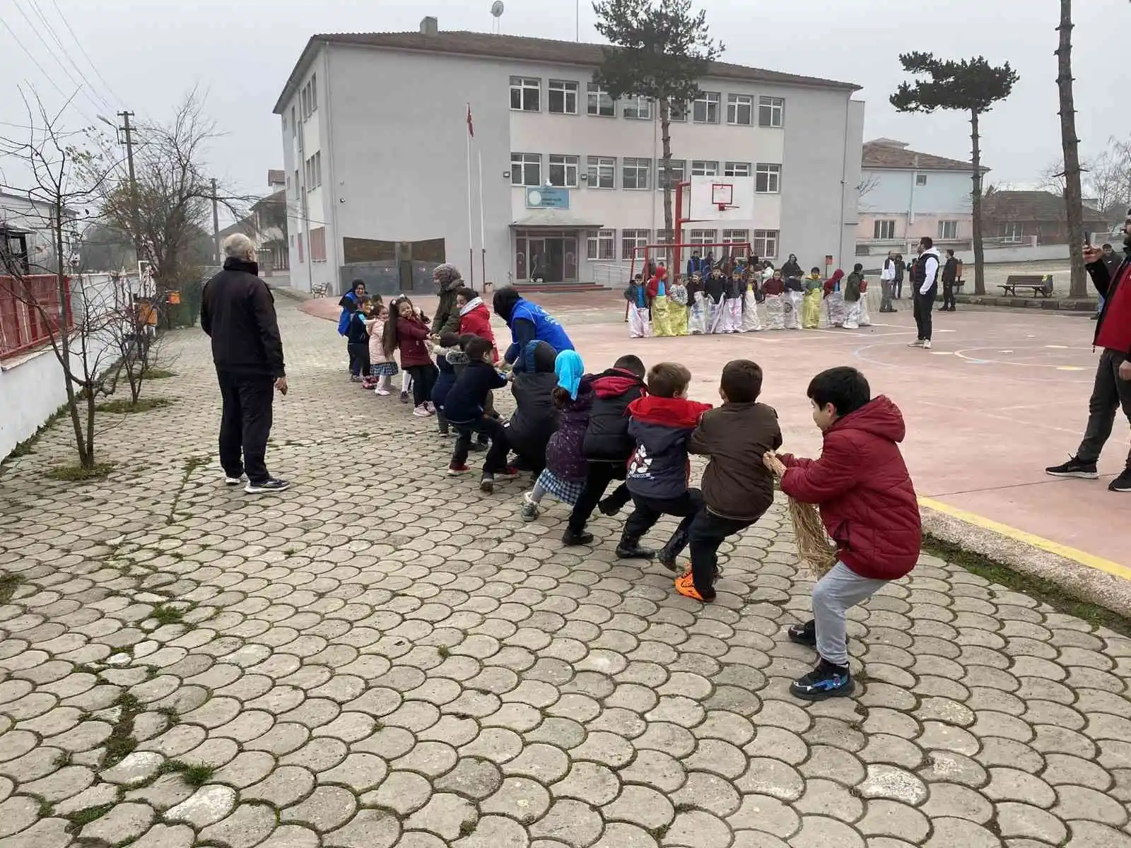 Çocuklara depremi unutturmaya çalışıyorlar