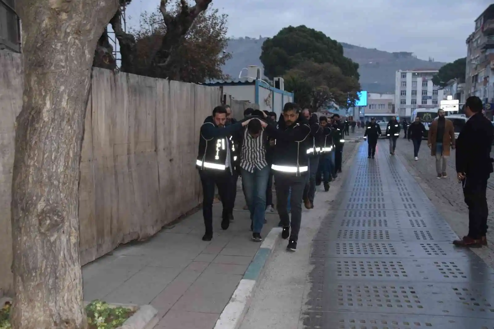 Çökertilen ’Baybekler’ çetesinden 16 şüpheli tutuklandı