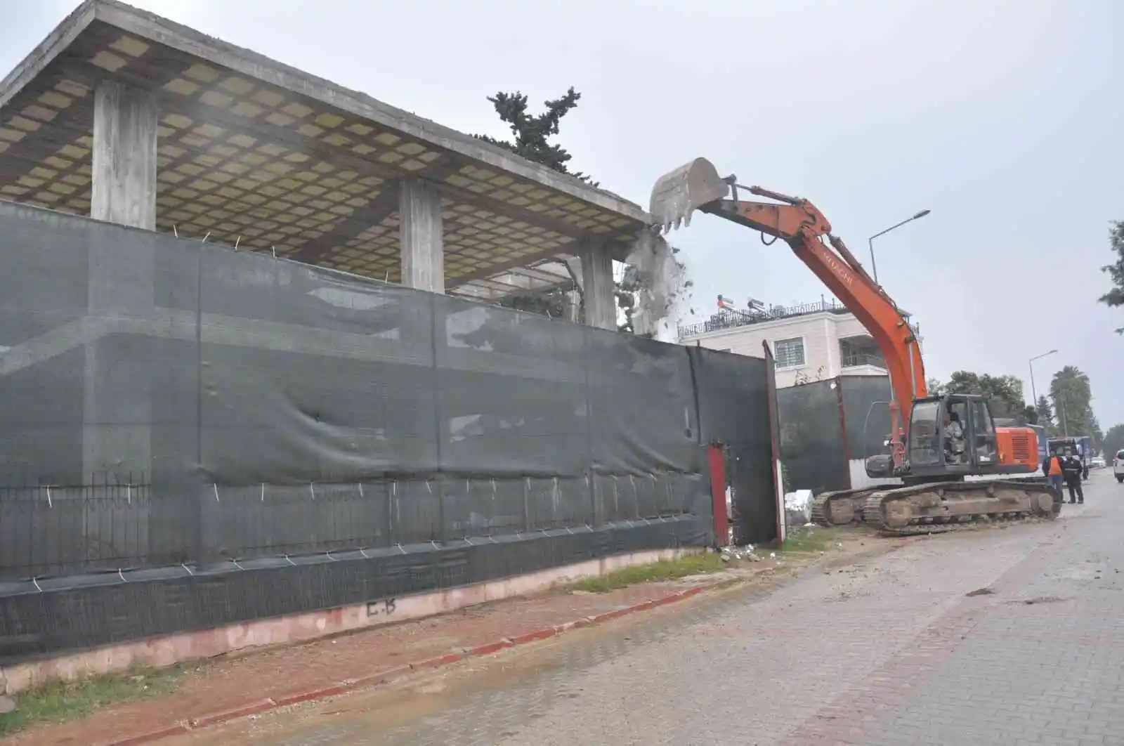 Çukurova'da kaçak yapılar yıkıldı
