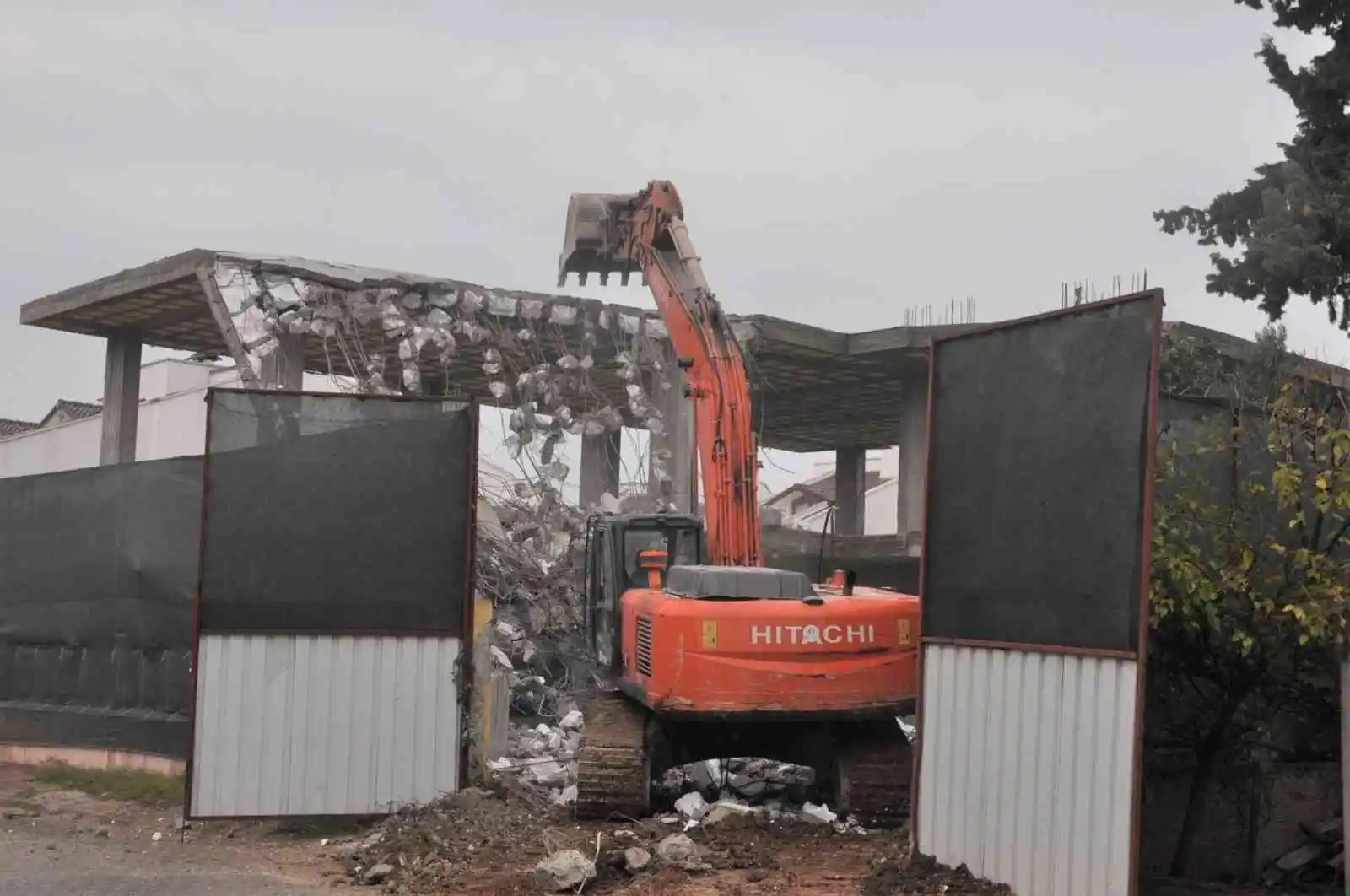 Çukurova’da kaçak yapılar yıkıldı
