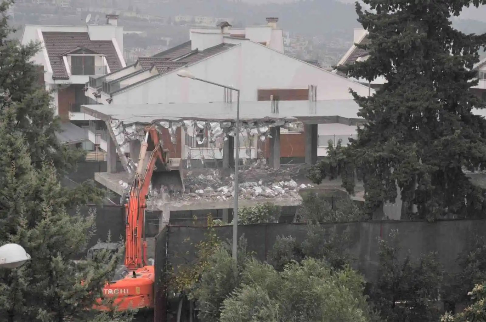 Çukurova’da kaçak yapılar yıkıldı

