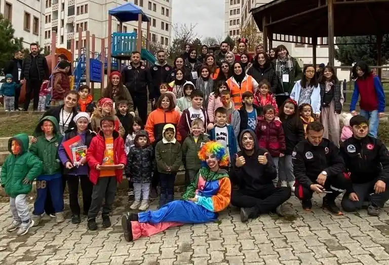 Depremzede çocuklara boyalı, müzikli moral