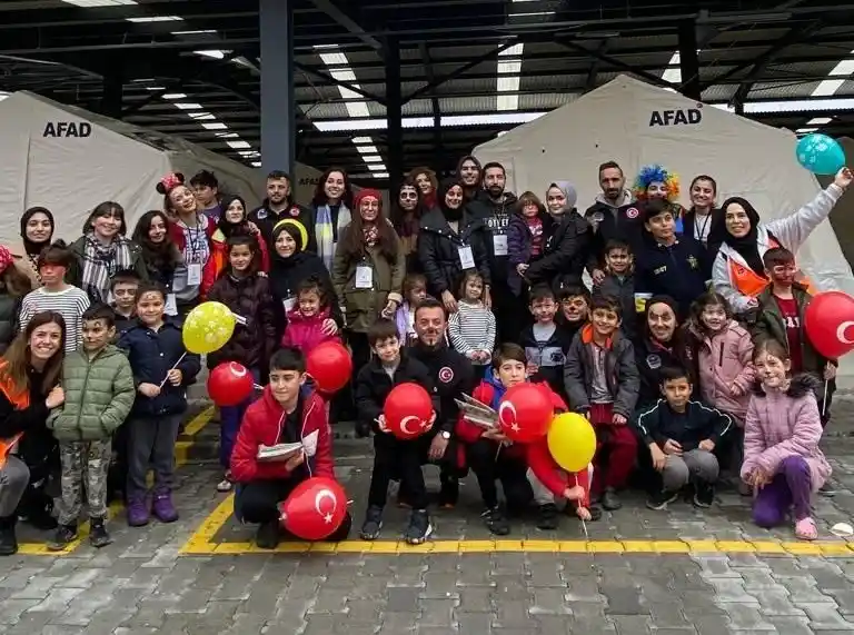 Depremzede çocuklara boyalı, müzikli moral