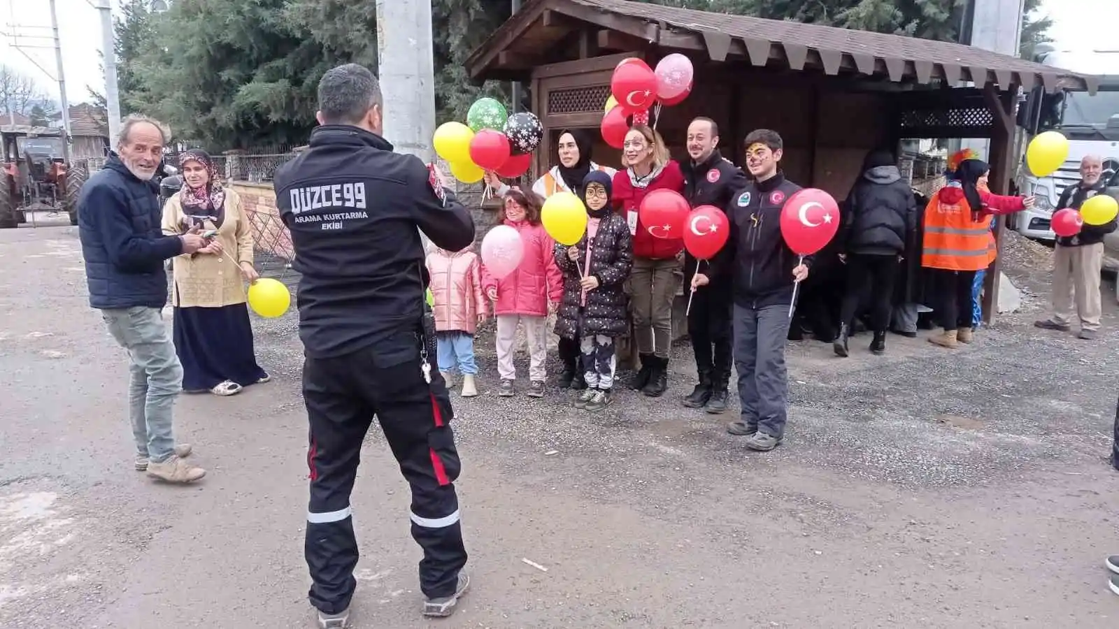 Depremzede çocuklara boyalı, müzikli moral