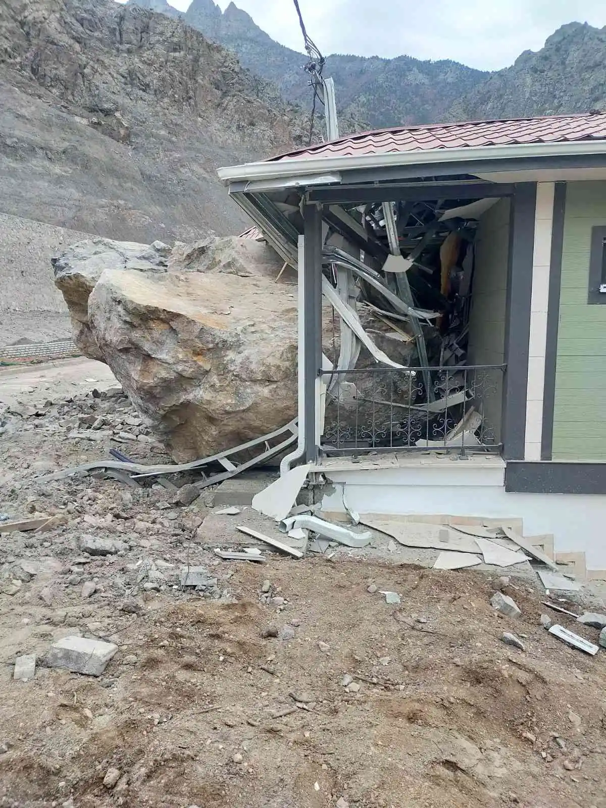 Dev kayalar yeni yerleşim yerindeki evlerin üzerine düştü