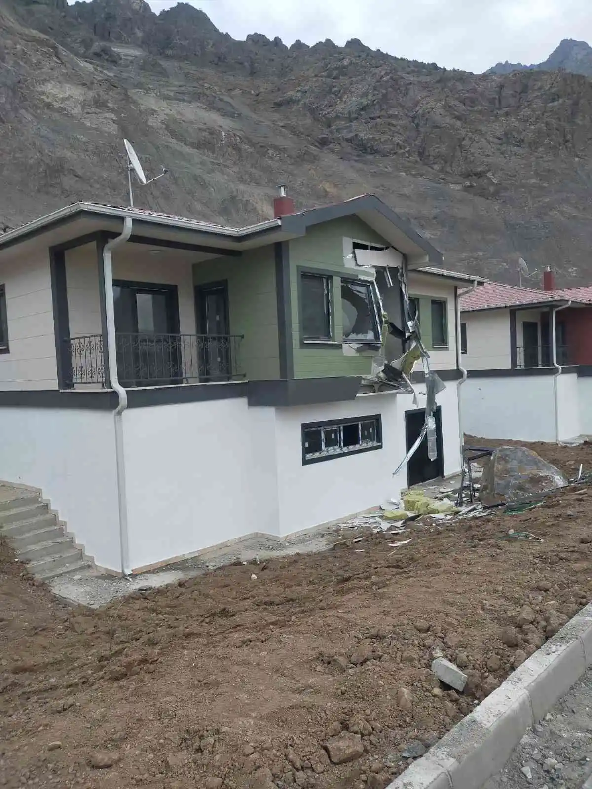 Dev kayalar yeni yerleşim yerindeki evlerin üzerine düştü