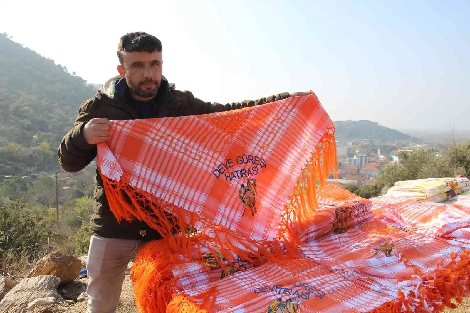 Deve güreşleri kiminin eğlencesi, kiminin ekmek kapısı oldu