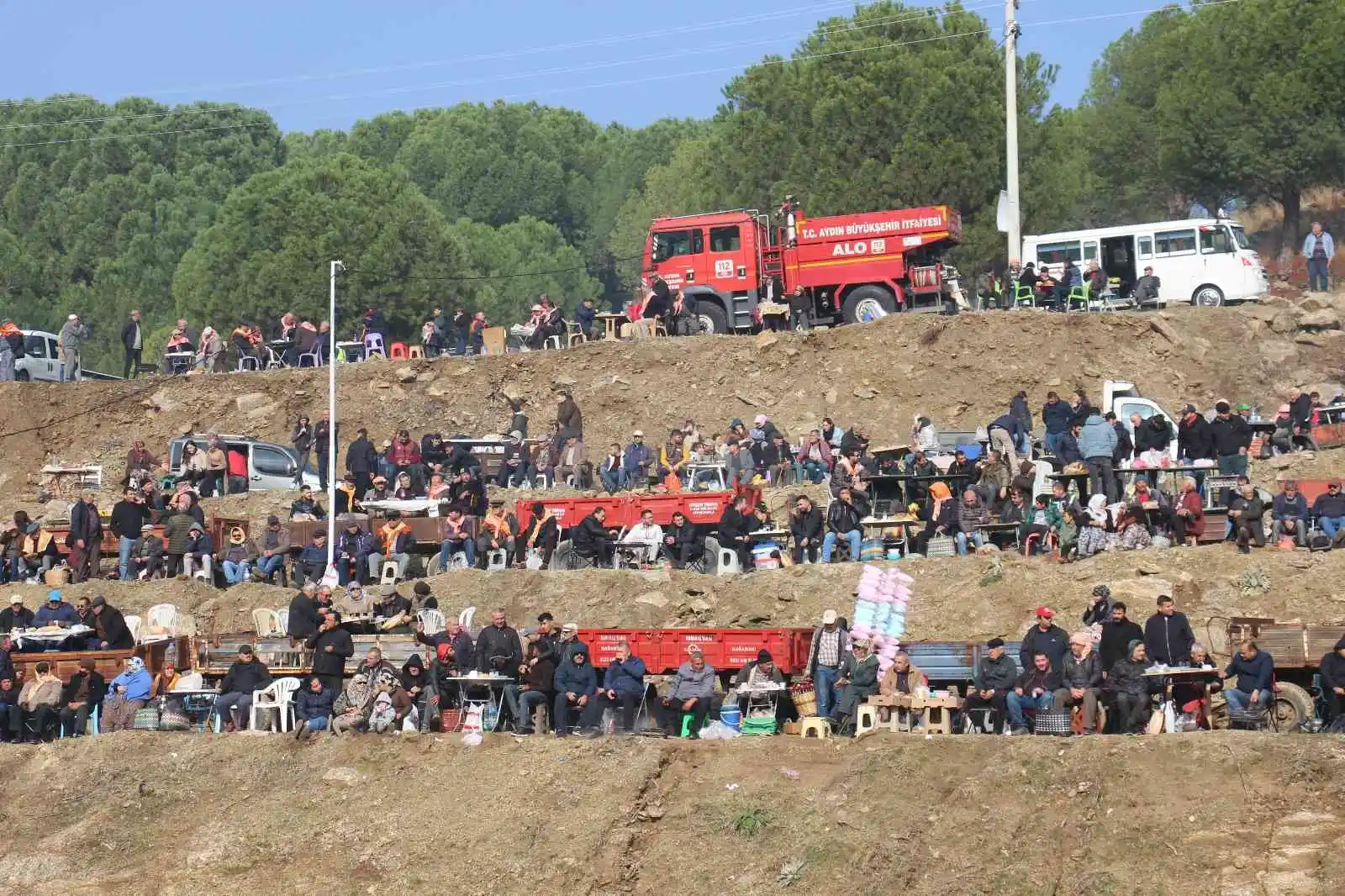 Deve güreşleri kiminin eğlencesi, kiminin ekmek kapısı oldu