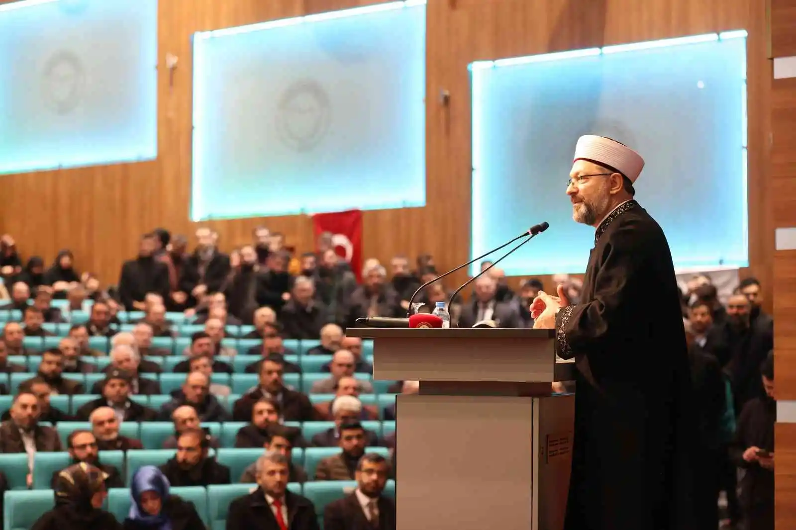 Diyanet İşleri Başkanı Erbaş: “İnsanlığın huzur ve refahı, yeryüzünün imar ve ıslahı için mücadele ediyoruz”
