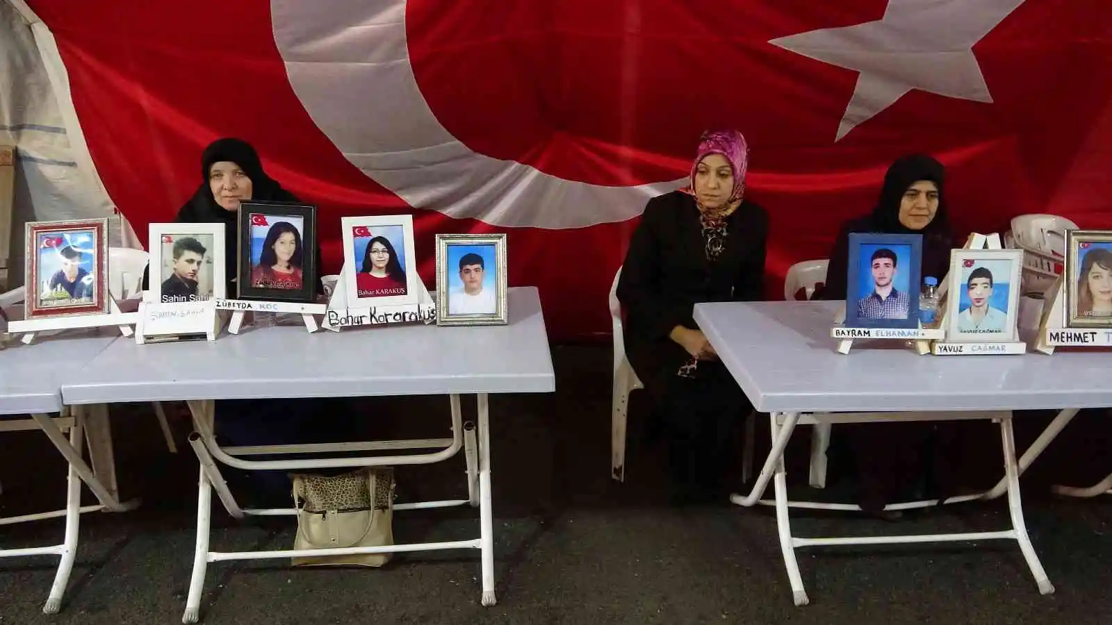 Diyarbakır annelerinden HDP ve PKK’ya tepki: “Onların hedefleri Kürtlük ve Türklükle alakalı değil, sadece mazlumların canını yakmaktır”
