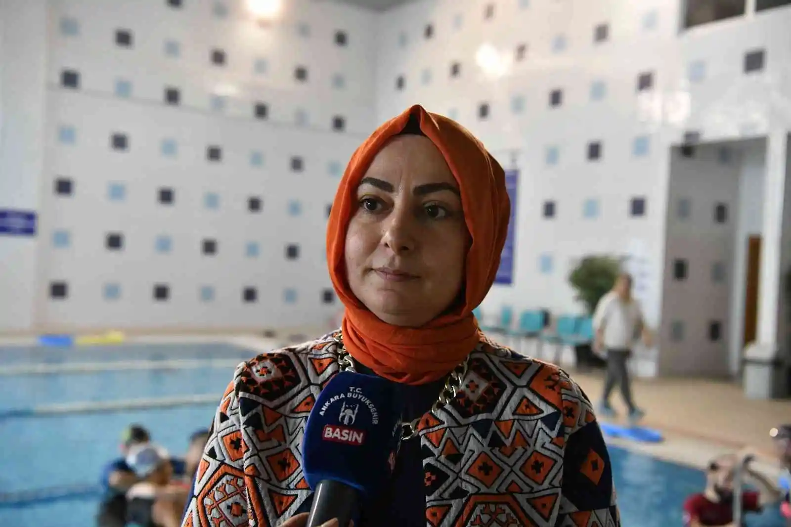 Down sendromlu çocuklara yüzme kursu
