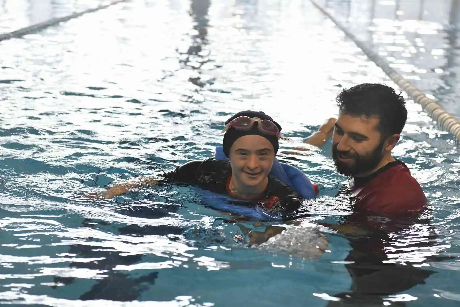 Down sendromlu çocuklara yüzme kursu