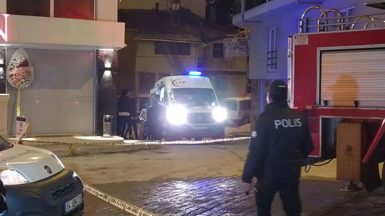 Dumanlar arasında kalan kedi, polis ekiplerince kurtarıldı